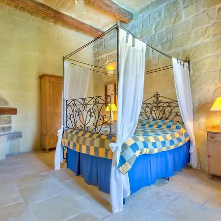 Sleeps 4 With Pool And Wifi