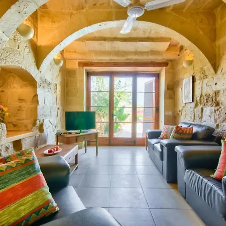 Sleeps 4 With Pool And Wifi