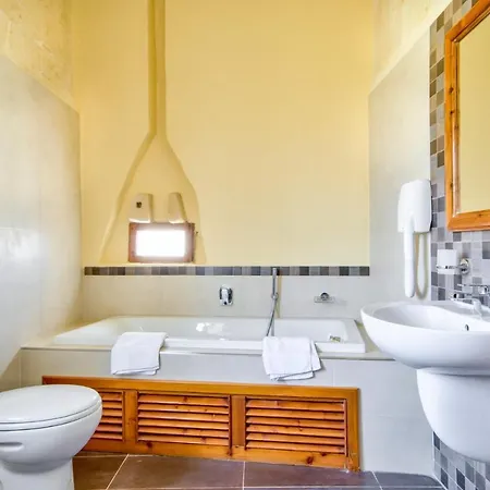 Sleeps 4 With Pool And Wifi * Victoria